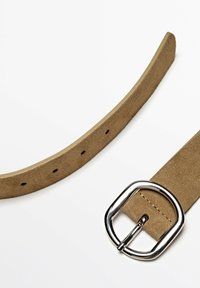 Suède riem in lichtbruin met een zilveren rechthoekige gesp. Bevat meerdere gaatjes voor aanpassing en heeft een gladde textuur.