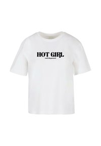 Hvit bomullst-skjorte med korte ermer, med fet svart tekst som leser "HOT GIRL (selvdiagnosert)" på forsiden.