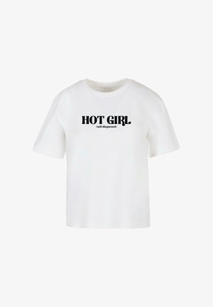Balta kokvilnas T-kreklu ar īsām piedurknēm, uz kura priekšpuses ir masīvs melns teksts "HOT GIRL (pašdiagnosticēts)".
