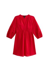 Rode jurk met een V-hals, geplooide mouwen met geborduurde accenten en een geraffineerde taille, gemaakt van lichte stof.