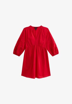 Czerwona sukienka z dekoltem w kształcie litery V, bufkowymi rękawami z haftowanymi akcentami oraz marszczoną talią, wykonana z lekkiego materiału.