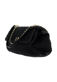 Borsa a tracolla nera trapuntata con trama intrecciata, dotata di catena e cinturino dorati, patta a piega e dettagli in pelle liscia.