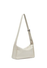 Bolso de hombro de cuero blanco con una sola correa ajustable, forma triangular y detalle de costura mínima en el lateral. Textura suave.