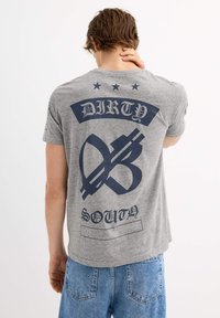 INSIDE Camiseta estampada - gris