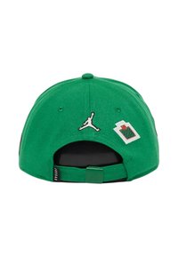 Cappello verde con una texture di tessuto liscia. Presenta un logo Jumpman bianco e una patch geometrica. Cinturino regolabile sul retro.