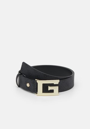 Zwarte leren riem met subtiel donker logopatroon en grote gouden gesp in de vorm van de letter G met geperst "GUESS".