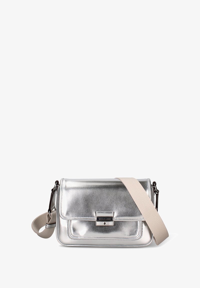 Borsa a tracolla color argento metallico con texture liscia, dotata di chiusura a patta, tracolla beige regolabile e dettagli in metallo argentato.