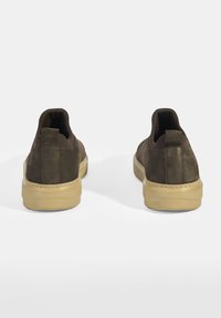 Bruine suède sneakers met een gestructureerde afwerking, met een ronde neus en een dikke crème-kleurige zool; achterste trekband voor gemakkelijke aan- en uittrekken.