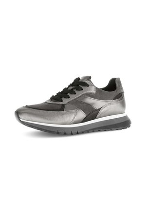 Zilveren leren sneaker met zwarte accenten, ronde neus, vetersluiting, en een witte tussenzool. Heeft een gestructureerd oppervlak en contrasterende tinten.