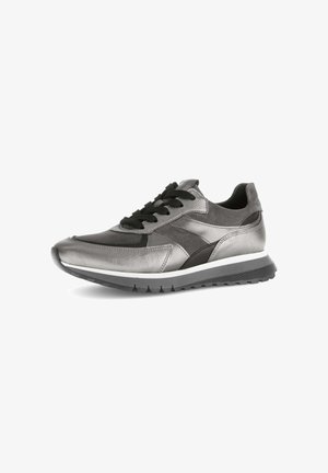 Zilveren leren sneaker met zwarte accenten, ronde neus, vetersluiting, en een witte tussenzool. Heeft een gestructureerd oppervlak en contrasterende tinten.