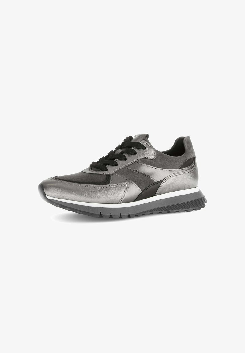 Silberne Ledersneaker mit schwarzen Akzenten, runder Zehenpartie, Schnürdesign und weißer Zwischensohle. Verfügt über eine strukturierte Oberfläche und kontrastierende Farbtöne.