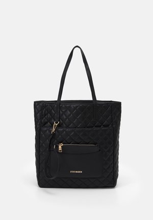 Zwarte gewatteerde shopper met twee handvatten, een voorvak met rits en gouden opschrift "Steve Madden" op het vak.