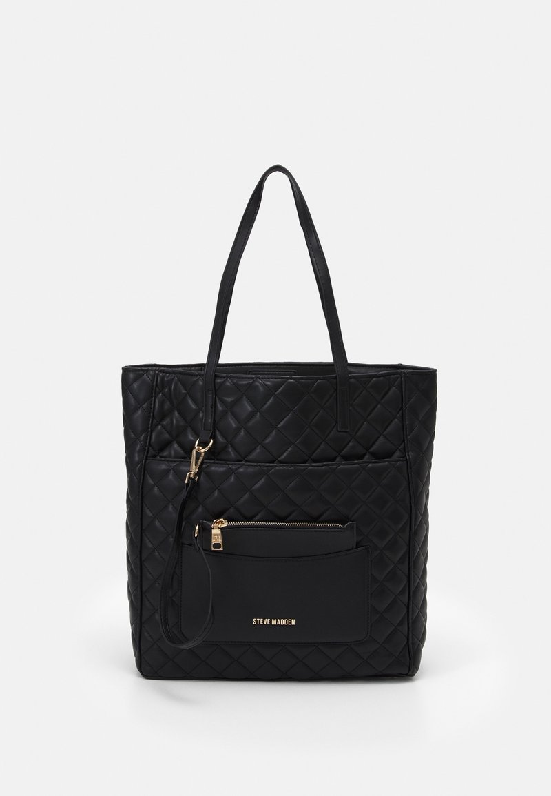 Sac cabas matelassé noir avec deux poignées, une poche avant zippée et l'inscription "Steve Madden" en lettres dorées sur la poche.