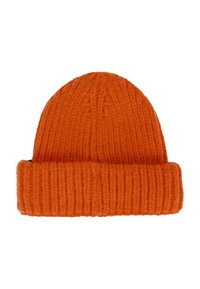 Berretto lavorato a maglia arancione con una texture a coste e risvolto. La parte superiore è arrotondata e il filato sembra morbido e spesso.