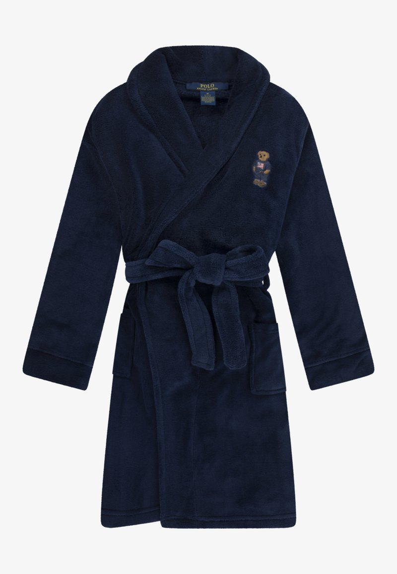 Námornícky modrý župan z jemného fleece materiálu s viazacím pásom, dvoma prednými vreckami a malým vyšitým logom medvedíka na hrudi.