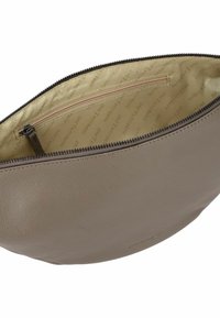 Borsetta in pelle taupe con cerniera aperta che rivela un interno in tessuto beige stampato con "HARBOUR 2ND" e una piccola tasca con cerniera all'interno.