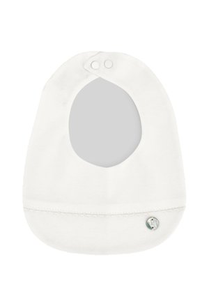 Bavoir bébé doux blanc avec deux boutons-pression au niveau du cou et une petite étiquette métallique décorative ronde près du bord inférieur.