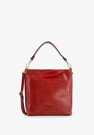 Rotte Lederhandtasche mit Krokodilprägung, abnehmbarem Schultergurt und "VENEZIA"-Label auf der Vorderseite vor weißem Hintergrund.