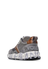 Grauer Sneaker mit einem strukturierten Wildleder- und glattem Stoff-Obermaterial. Verfügt über Lederakzente, eine weiße Sohle und auffällige "VOILE"-Markierung an der Ferse.