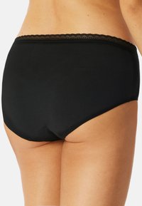 Culotte noire taille haute avec une coupe confortable. Présente un bord en dentelle à la taille et une texture lisse et mate sur l'ensemble.
