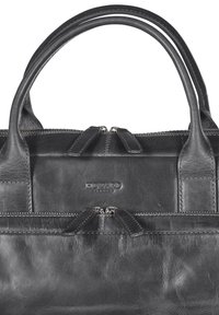 Schwarze Lederhandtasche mit doppelten Griffen, Reißverschluss, geprägtem Logo und Akzentnähten. Verfügt über eine glatte Textur und ein strukturiertes Design.