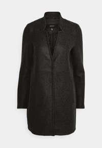 Svart filtrock med knäppt krage, framstyckets detaljering och långa ärmar. Har en minimalistisk design och en jämn textur.