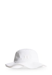 Vit bucket hat med bred skärm, tillverkad av slät tyg, med en upphöjd logotyp på framsidan. Ren, minimal design.