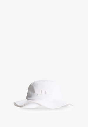 Weißer Bucket-Hut mit breiter Krempe, aus glattem Stoff gefertigt, mit einem erhöhten Logo auf der Vorderseite. Sauberes, minimalistisches Design.