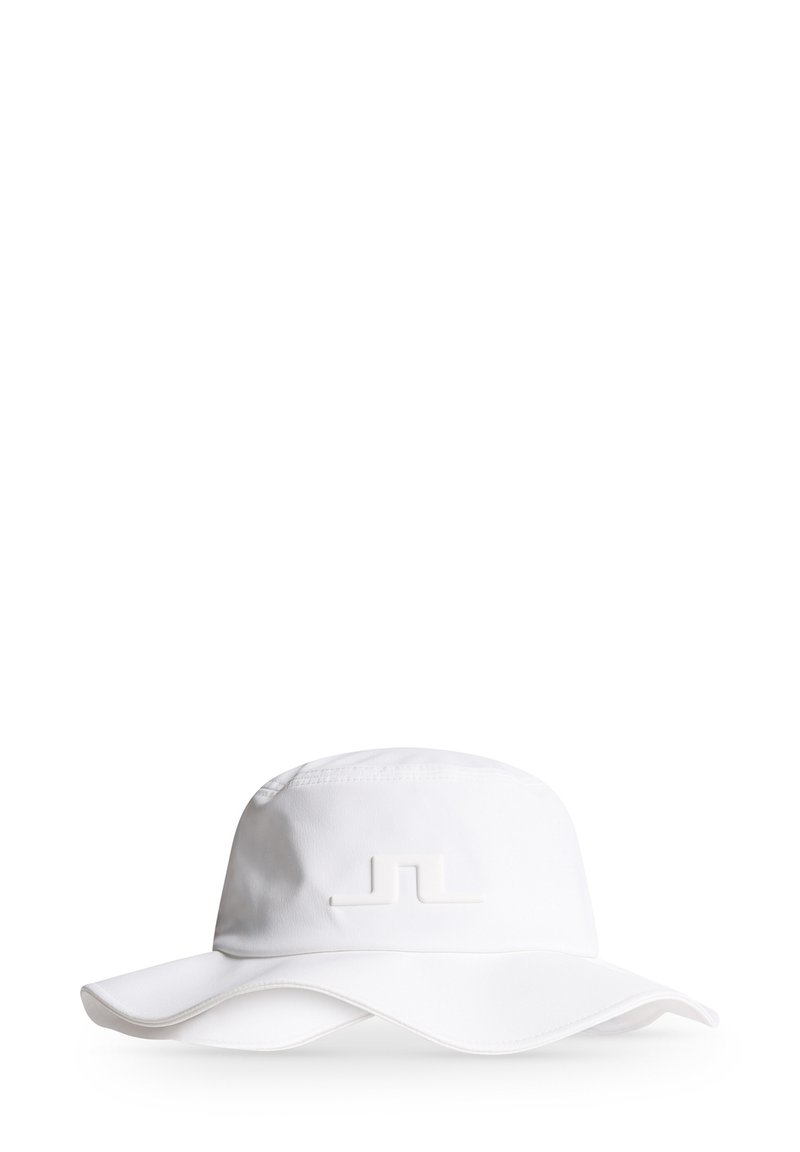Vit bucket hat med bred skärm, tillverkad av slät tyg, med en upphöjd logotyp på framsidan. Ren, minimal design.