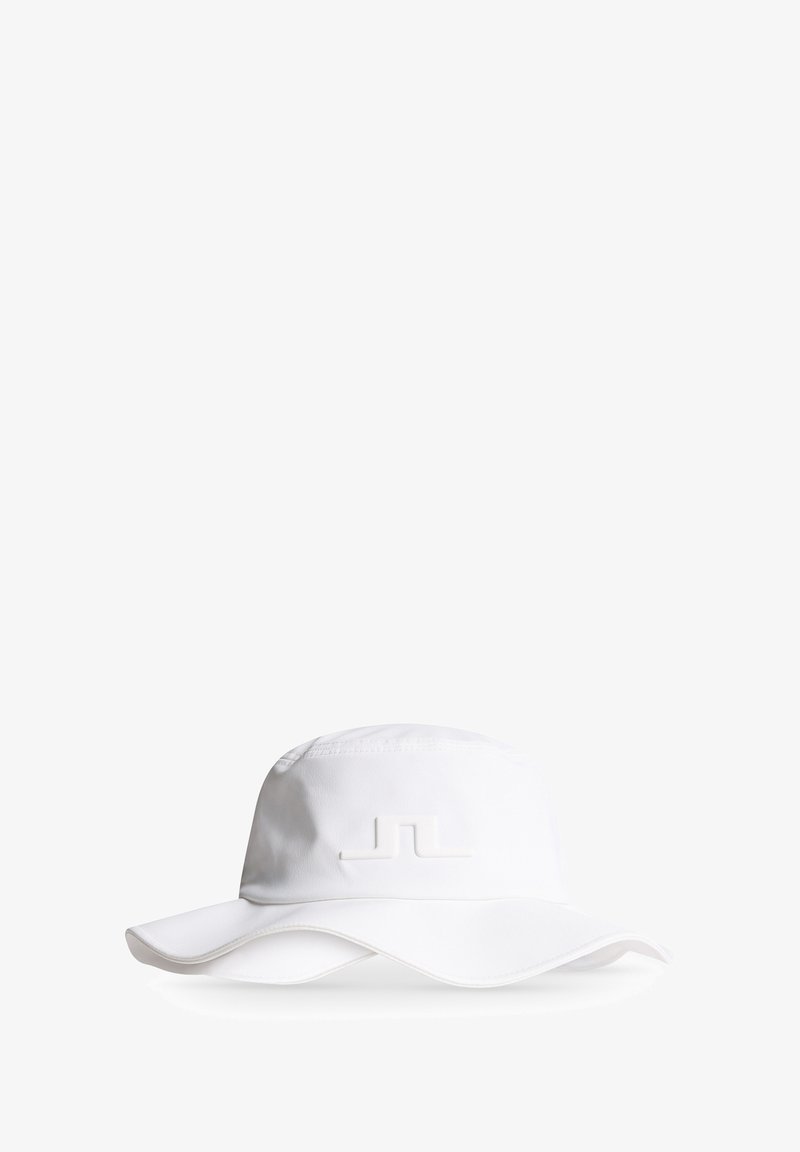 Vit bucket hat med bred skärm, tillverkad av slät tyg, med en upphöjd logotyp på framsidan. Ren, minimal design.