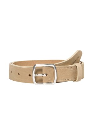 Beige leren riem met een zilveren metalen gesp, gekenmerkt door een gladde textuur, meerdere gaatjes voor verstelling en een reliëflogo nabij de punt.