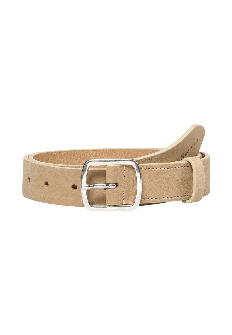 Beige leren riem met een zilveren metalen gesp, gekenmerkt door een gladde textuur, meerdere gaatjes voor verstelling en een reliëflogo nabij de punt.