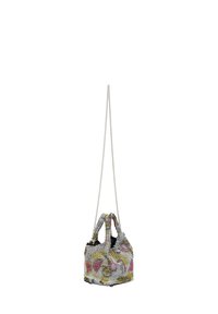 Kleurrijke gaas emmer tas met dubbele handvatten en een zilveren kettingband, voorzien van bloemmotieven in roze en geel op een zwarte achtergrond.