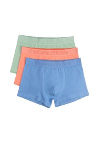 Trzy pary elastycznych majtek bawełnianych w kolorze jasnoniebieskim, koralowym i miętowym, każda z miękkim elastycznym paskiem wytłoczonym napisem "COALITION."