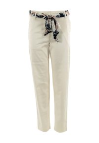 Pantalons beige clair à coupe droite, dotés d'une ceinture en tissu noir et beige à motifs nouée à la taille. Texture lisse, avec un minimum de détails.