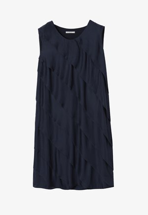 Granatowa, bezrękawnikowa sukienka z warstwowymi, skośnymi falbanami, okrągłym dekoltem, wykonana z lekkiego materiału o gładkiej fakturze.