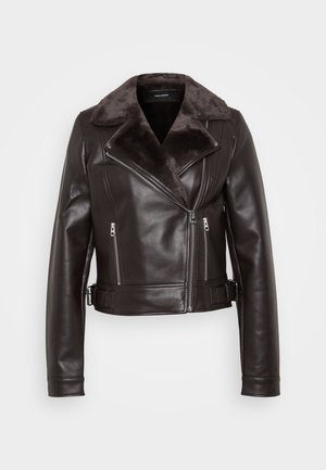 Chaqueta de moto de cuero marrón con cuello de piel sintética, cierre de cremallera en el frente y bolsillos laterales con detalles de botón en la cintura.