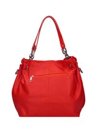 Borsa a mano in pelle rossa con forma morbida, tracolla singola e dettagli in metallo argento. Presenta una tasca frontale con cerniera e un design con pannelli cuciti.