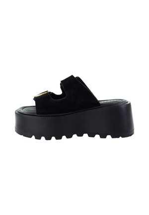 Czarna sandałka na platformie z grubą, teksturowaną podeszwą i szerokim paskiem z zamszu z detalem złotej klamry.