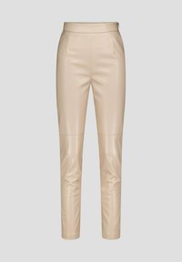 Beige neplederen broek met een getailleerde pasvorm, voorzien van zijzakken en een gladde textuur, die naar de enkel toe taps toeloopt.