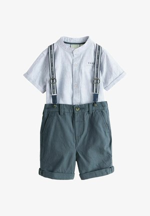 Gaiši zila svītraina īsroku krekla ar pogām un nelielu kabatu, kombinēta ar tumši zaļām šortām un tumši zilu piekariņu ar logotipa akcentiem.