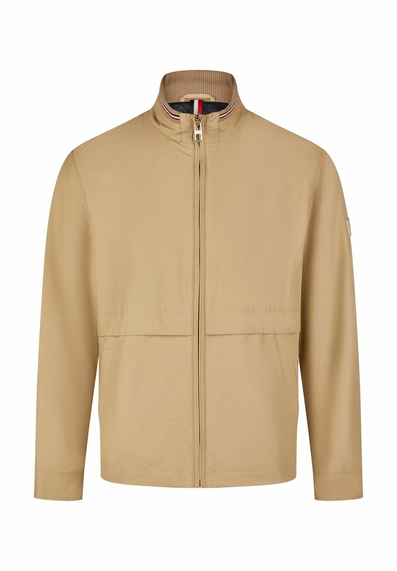 Beige Zip-Jacke mit Reißverschluss, einem gerippten Kragen, zwei großen Fronttaschen und einem dezent strukturierten Stoff. Mit roten und blauen Akzenten abgesetzt.