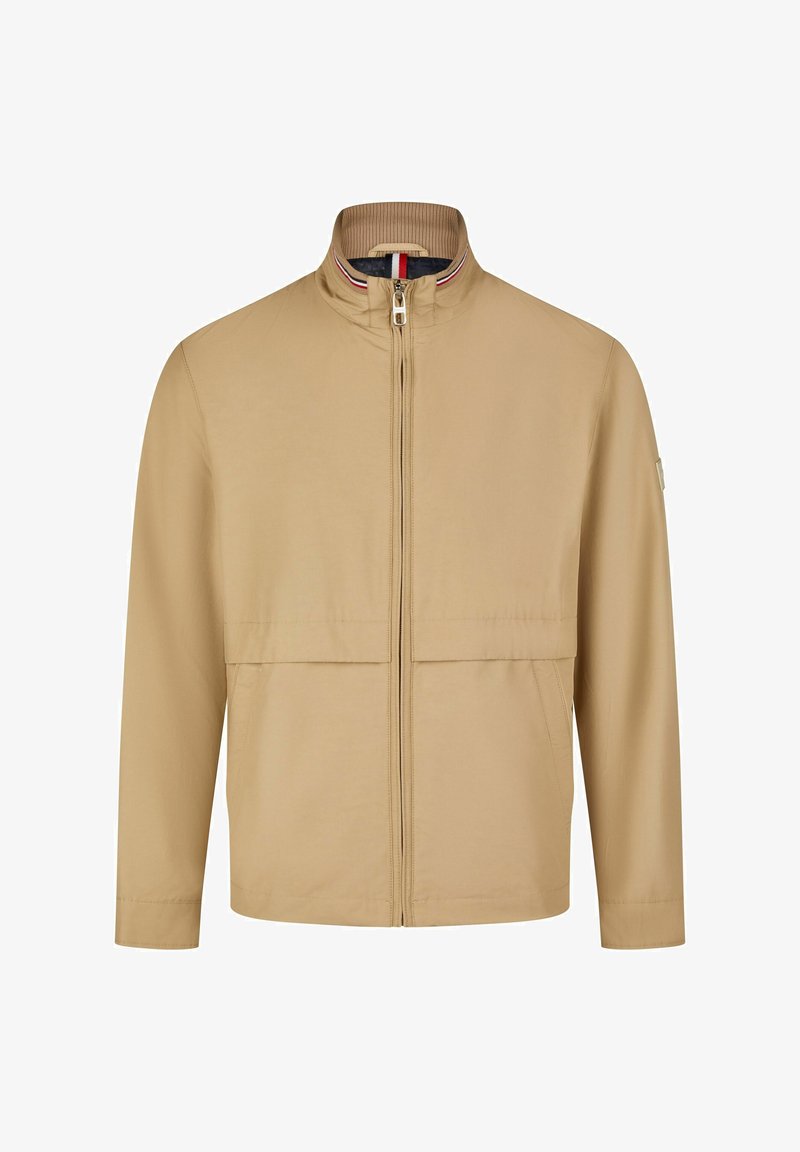 Beige Zip-Jacke mit Reißverschluss, einem gerippten Kragen, zwei großen Fronttaschen und einem dezent strukturierten Stoff. Mit roten und blauen Akzenten abgesetzt.