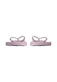 Pár světle růžových flip-flop sandálů s pletenou podrážkou a třpytivými popruhy, z pohledu zepředu na bílém pozadí.