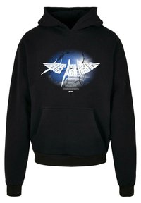 Svart hettegenser med et sentralt hvitt grafisk design med et blått og grått eksplosjonsmønster og teksten "Høyere enn himmelen" i stilisert skrift. Frontlomme.