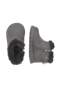 Stivali ankle in suede grigi con rifiniture in pelliccia sintetica, chiusura con zip laterale e suole in gomma testurizzata per una buona aderenza. Presentano una punta arrotondata e cuciture rinforzate.