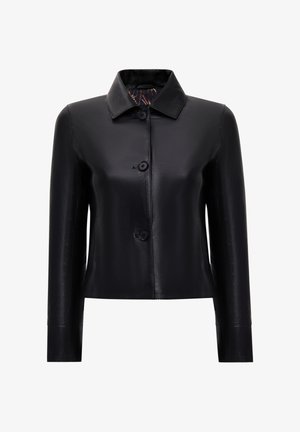 Chaqueta de cuero negra con cuello, cierre de botones y mangas largas. Presenta una textura suave y una silueta ajustada.