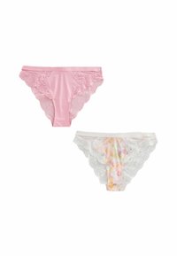 Set van twee damesonderbroeken: één effen roze met bloemenkant, en één wit met een bloemenprint en kantaccenten.