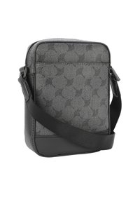 Borsa a tracolla compatta con tessuto a motivo grigio scuro, bordo inferiore nero e tracolla regolabile nera.