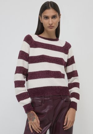 Pull en tricot avec des rayures horizontales bordeaux et crème, texture côtelée, col rond et manches longues. Assorti à un pantalon bordeaux.